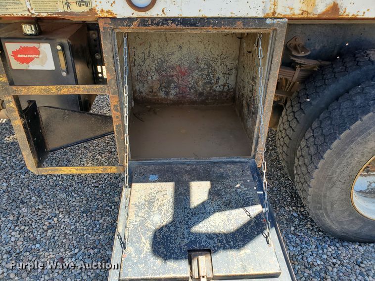 image for item HK9114 1993 International 4800  crane truck