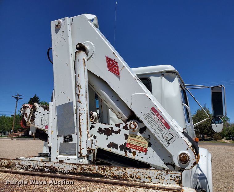 image for item HK9114 1993 International 4800  crane truck