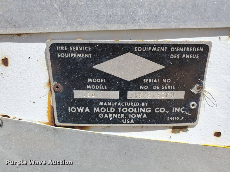 image for item HK9114 1993 International 4800  crane truck