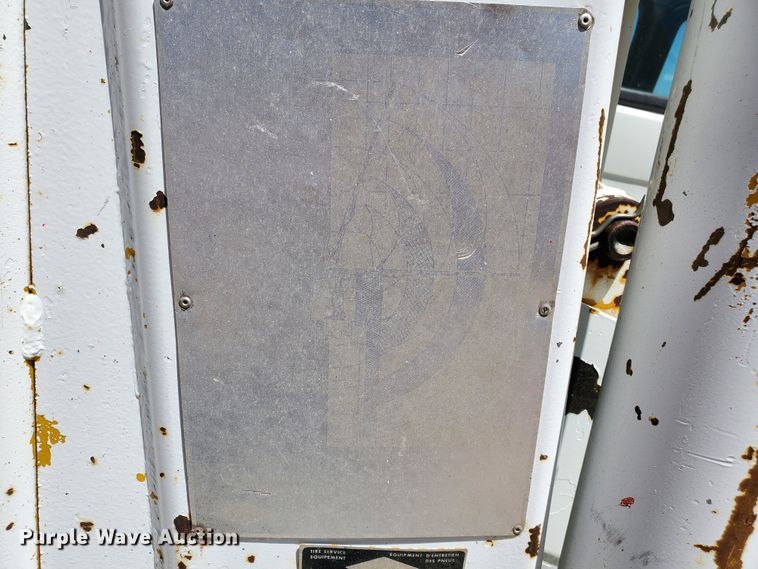 image for item HK9114 1993 International 4800  crane truck