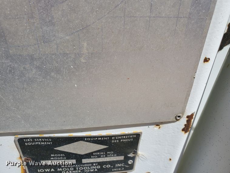 image for item HK9114 1993 International 4800  crane truck