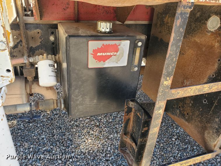 image for item HK9114 1993 International 4800  crane truck