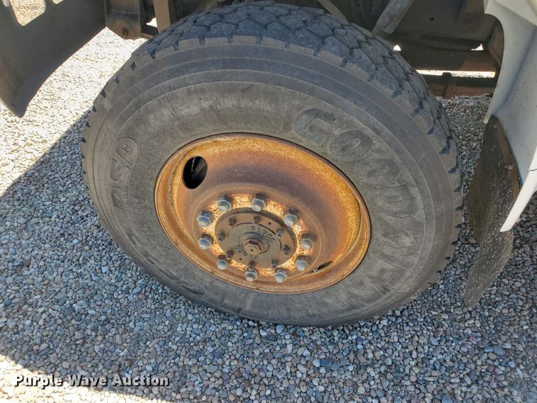 image for item HK9114 1993 International 4800  crane truck