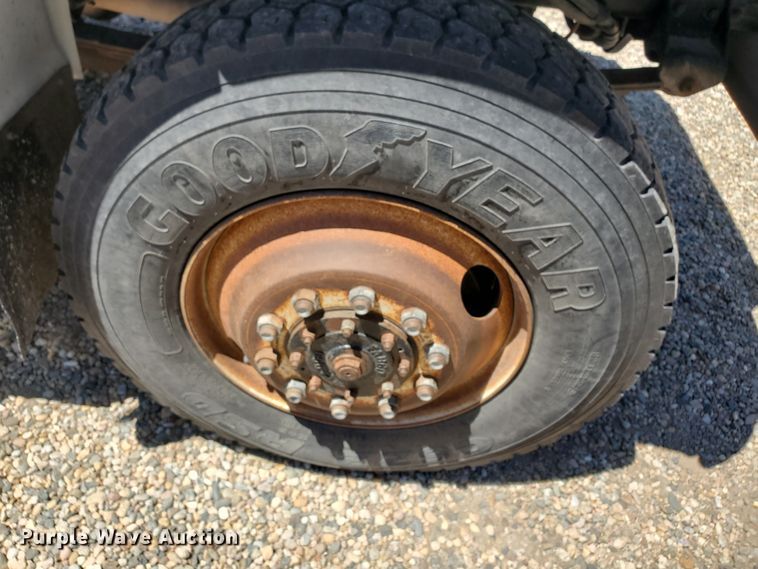 image for item HK9114 1993 International 4800  crane truck