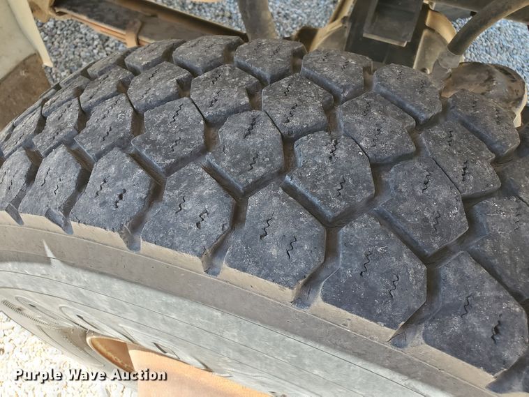 image for item HK9114 1993 International 4800  crane truck