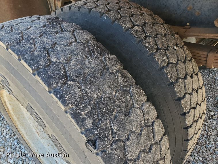 image for item HK9114 1993 International 4800  crane truck