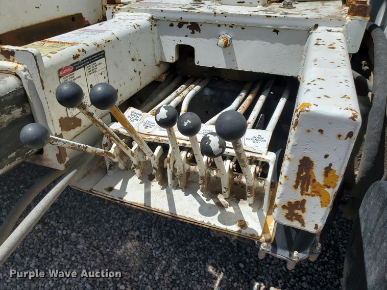 image for item HK9114 1993 International 4800  crane truck