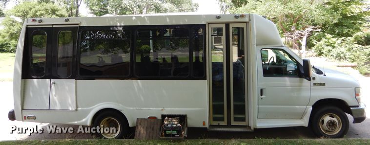 image for item HS9699 2009 Ford E450  shuttle bus