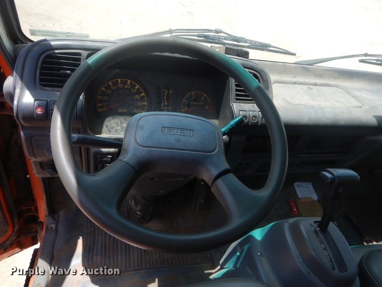 image for item HS9707 2007 Isuzu NQR  flatbed truck