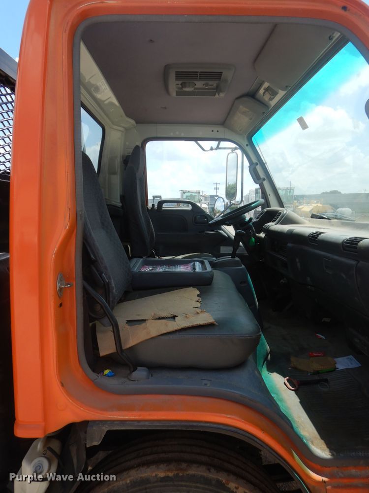 image for item HS9707 2007 Isuzu NQR  flatbed truck