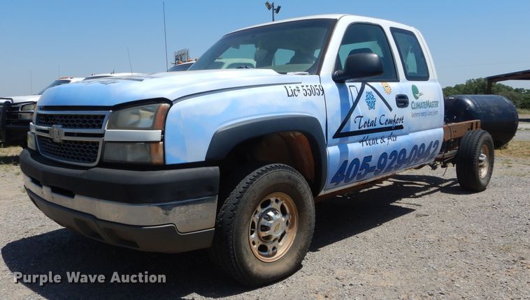 image for item HT9539 2005 Chevrolet Silverado 2500HD  Ext. Cab pickup truck cab and chassis