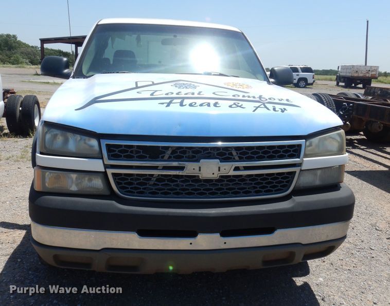 image for item HT9539 2005 Chevrolet Silverado 2500HD  Ext. Cab pickup truck cab and chassis