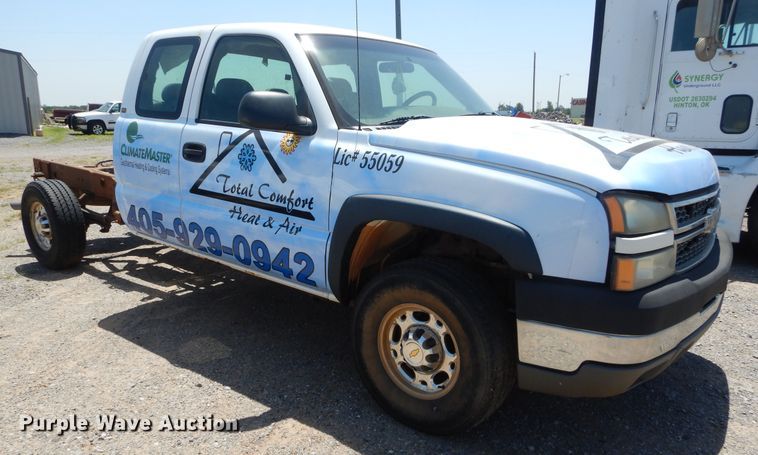 image for item HT9539 2005 Chevrolet Silverado 2500HD  Ext. Cab pickup truck cab and chassis