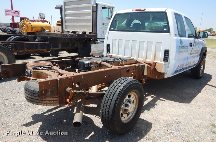 image for item HT9539 2005 Chevrolet Silverado 2500HD  Ext. Cab pickup truck cab and chassis