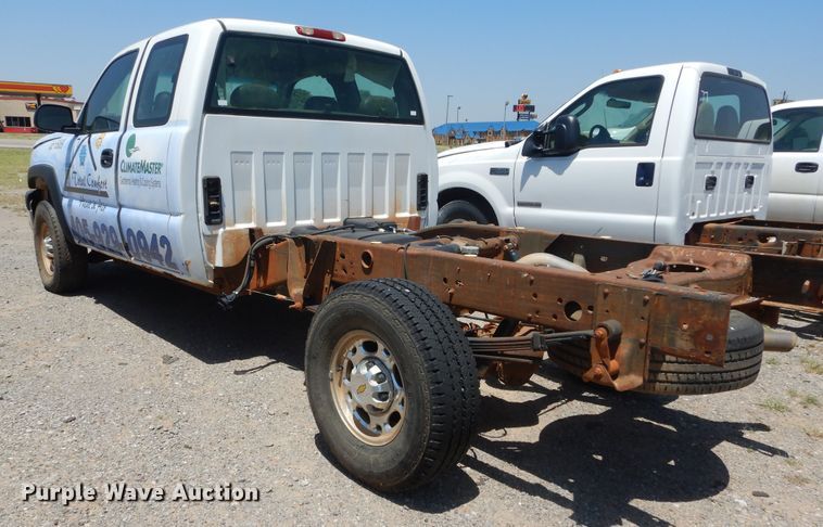 image for item HT9539 2005 Chevrolet Silverado 2500HD  Ext. Cab pickup truck cab and chassis