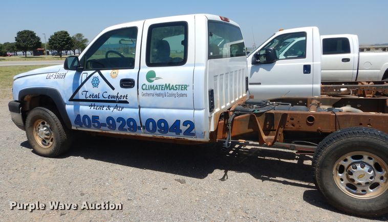 image for item HT9539 2005 Chevrolet Silverado 2500HD  Ext. Cab pickup truck cab and chassis