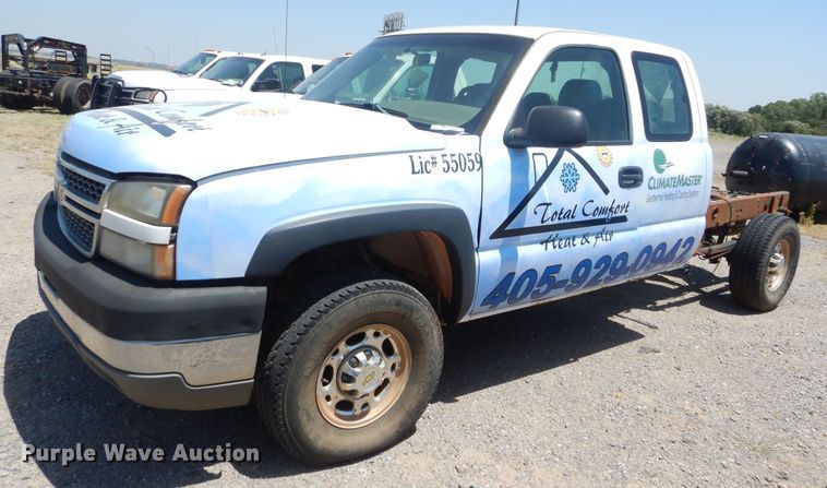 image for item HT9539 2005 Chevrolet Silverado 2500HD  Ext. Cab pickup truck cab and chassis