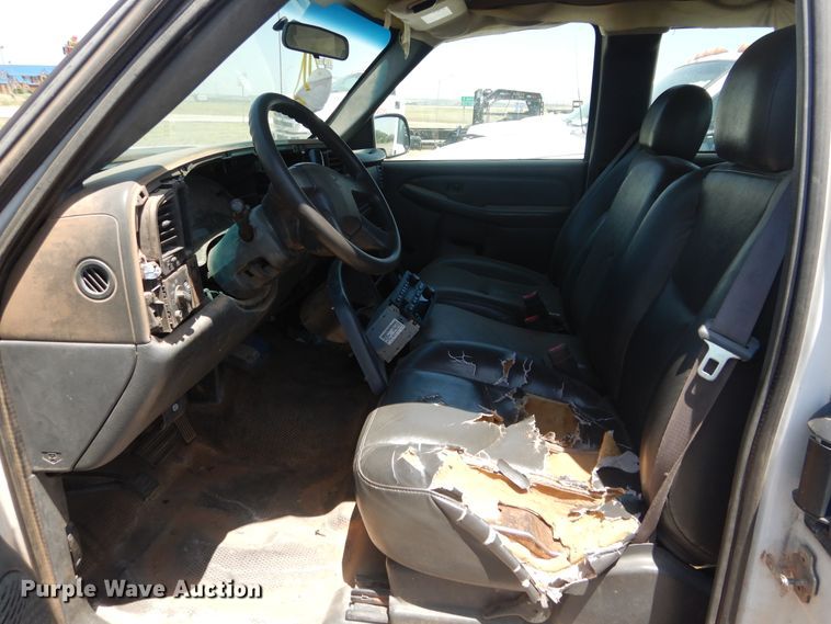 image for item HT9539 2005 Chevrolet Silverado 2500HD  Ext. Cab pickup truck cab and chassis