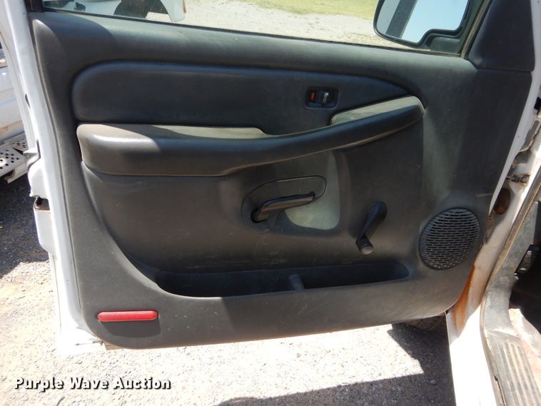 image for item HT9539 2005 Chevrolet Silverado 2500HD  Ext. Cab pickup truck cab and chassis