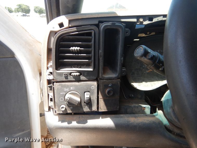 image for item HT9539 2005 Chevrolet Silverado 2500HD  Ext. Cab pickup truck cab and chassis