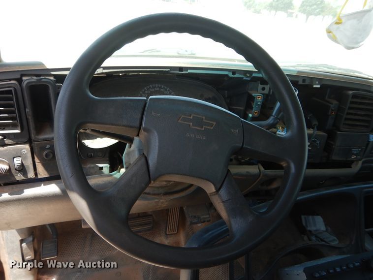 image for item HT9539 2005 Chevrolet Silverado 2500HD  Ext. Cab pickup truck cab and chassis