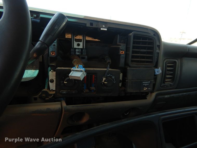 image for item HT9539 2005 Chevrolet Silverado 2500HD  Ext. Cab pickup truck cab and chassis