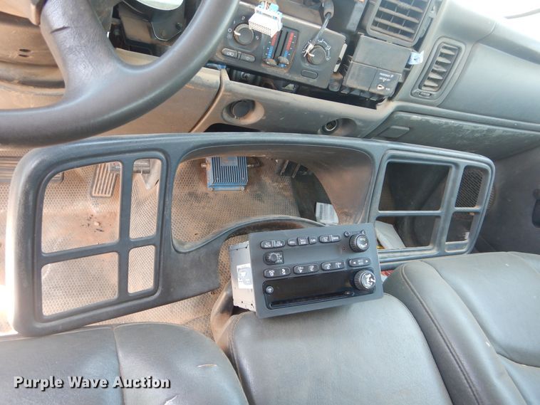 image for item HT9539 2005 Chevrolet Silverado 2500HD  Ext. Cab pickup truck cab and chassis