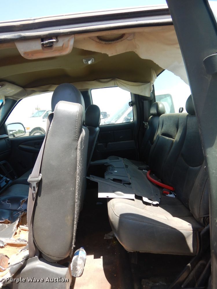 image for item HT9539 2005 Chevrolet Silverado 2500HD  Ext. Cab pickup truck cab and chassis