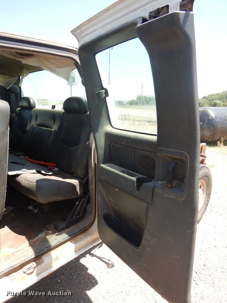 image for item HT9539 2005 Chevrolet Silverado 2500HD  Ext. Cab pickup truck cab and chassis