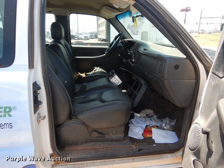 image for item HT9539 2005 Chevrolet Silverado 2500HD  Ext. Cab pickup truck cab and chassis