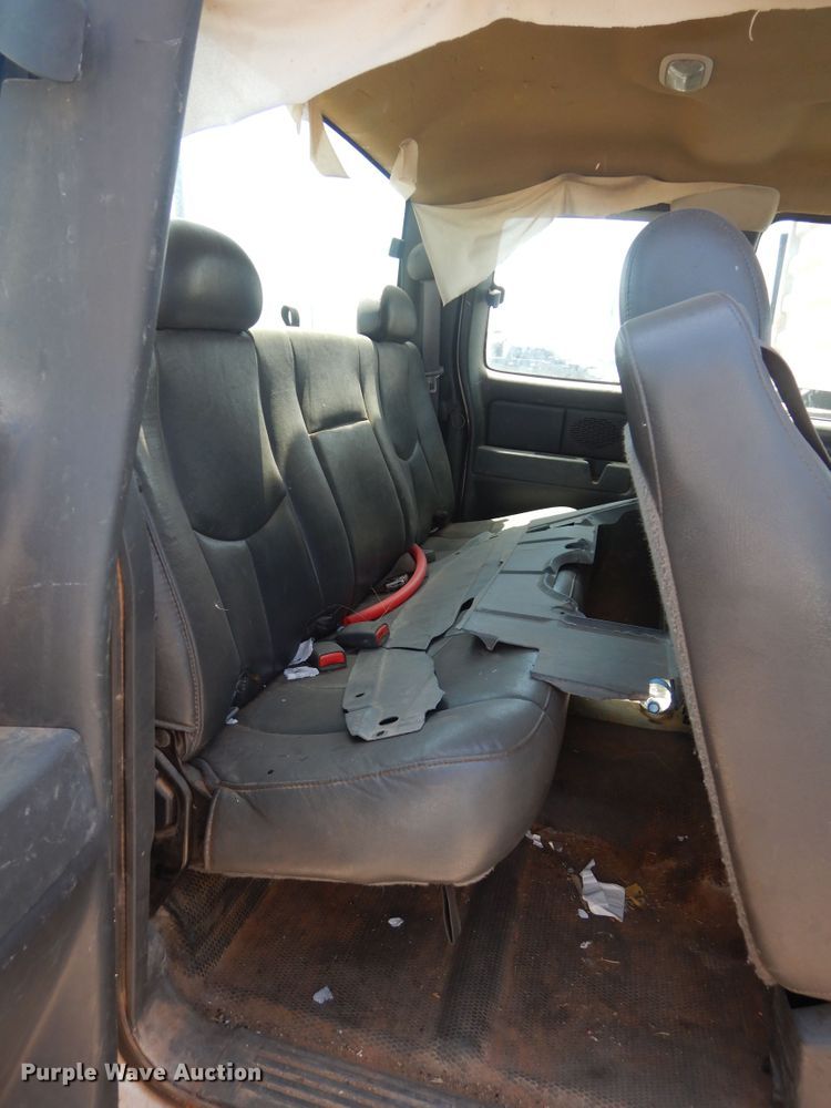 image for item HT9539 2005 Chevrolet Silverado 2500HD  Ext. Cab pickup truck cab and chassis