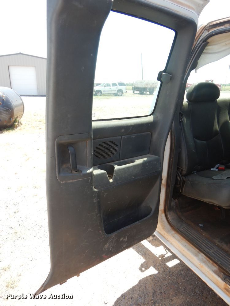 image for item HT9539 2005 Chevrolet Silverado 2500HD  Ext. Cab pickup truck cab and chassis