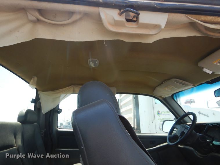 image for item HT9539 2005 Chevrolet Silverado 2500HD  Ext. Cab pickup truck cab and chassis