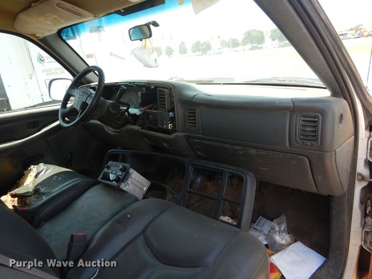 image for item HT9539 2005 Chevrolet Silverado 2500HD  Ext. Cab pickup truck cab and chassis