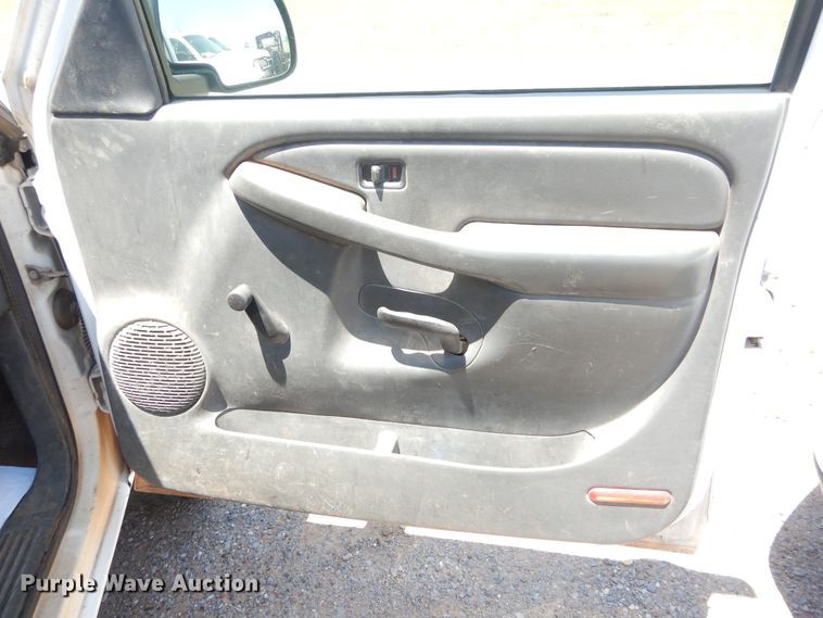 image for item HT9539 2005 Chevrolet Silverado 2500HD  Ext. Cab pickup truck cab and chassis