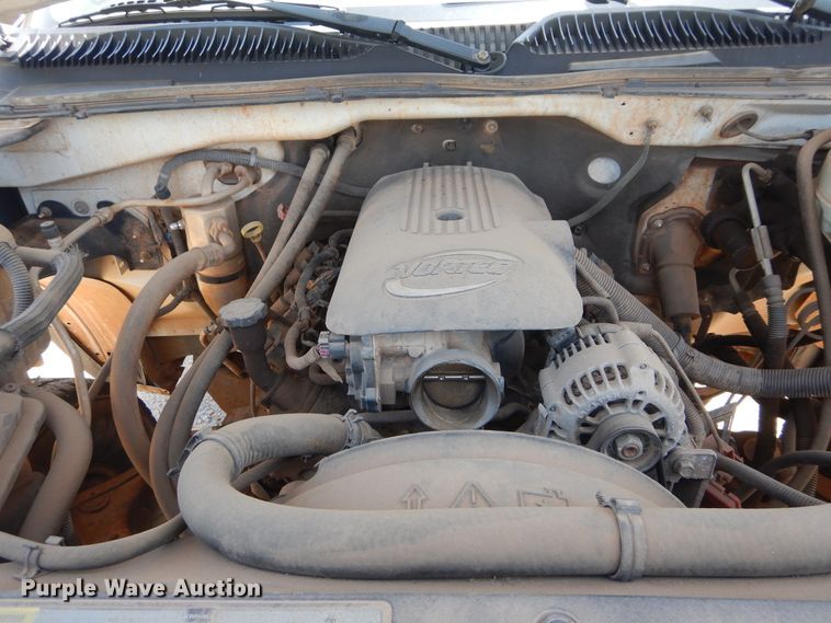 image for item HT9539 2005 Chevrolet Silverado 2500HD  Ext. Cab pickup truck cab and chassis