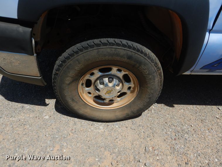 image for item HT9539 2005 Chevrolet Silverado 2500HD  Ext. Cab pickup truck cab and chassis