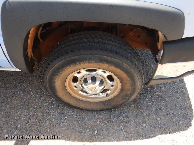 image for item HT9539 2005 Chevrolet Silverado 2500HD  Ext. Cab pickup truck cab and chassis