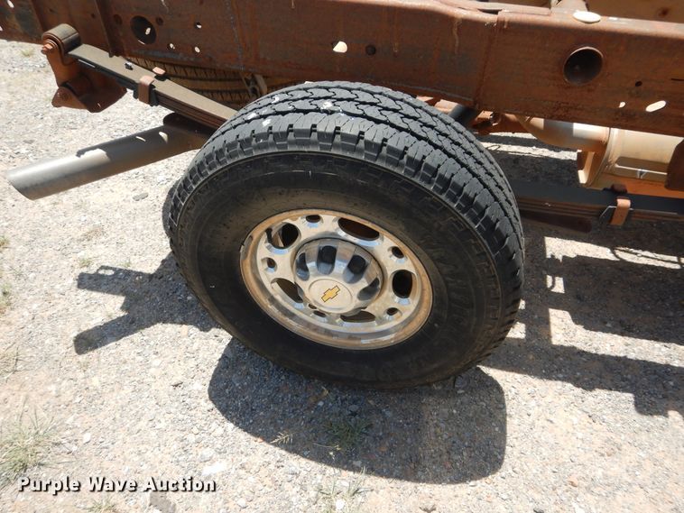 image for item HT9539 2005 Chevrolet Silverado 2500HD  Ext. Cab pickup truck cab and chassis