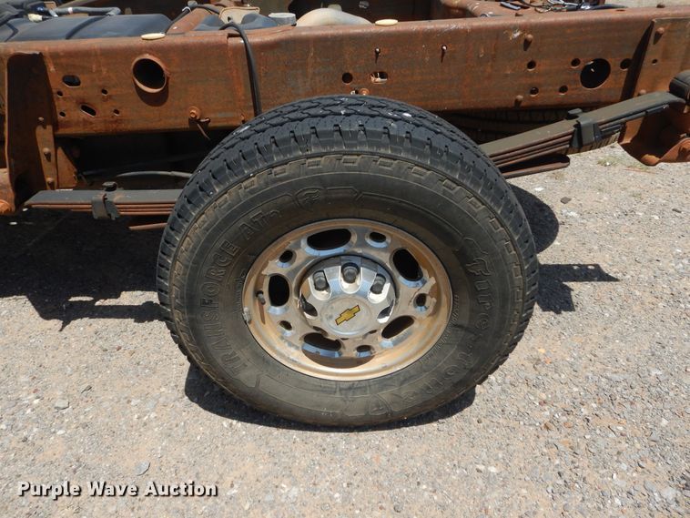 image for item HT9539 2005 Chevrolet Silverado 2500HD  Ext. Cab pickup truck cab and chassis