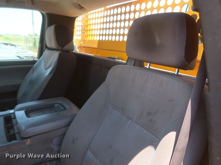 image for item HT9561 2017 Chevrolet Silverado 3500HD  utility bed pickup truck