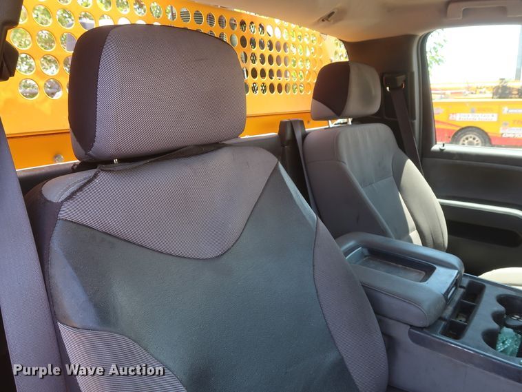 image for item HT9561 2017 Chevrolet Silverado 3500HD  utility bed pickup truck