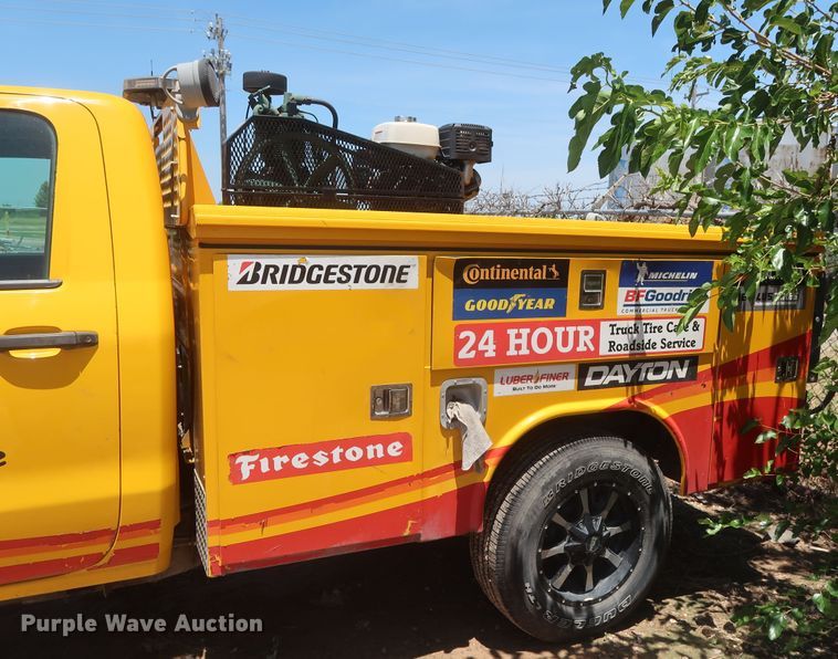 image for item HT9561 2017 Chevrolet Silverado 3500HD  utility bed pickup truck