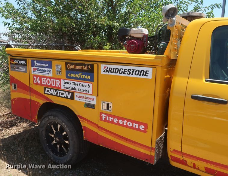 image for item HT9561 2017 Chevrolet Silverado 3500HD  utility bed pickup truck