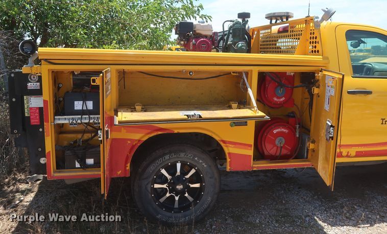 image for item HT9561 2017 Chevrolet Silverado 3500HD  utility bed pickup truck