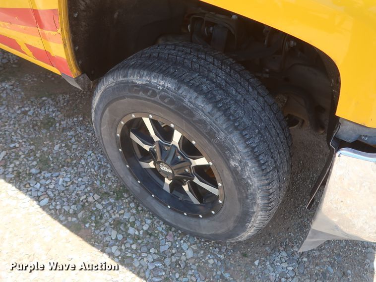 image for item HT9561 2017 Chevrolet Silverado 3500HD  utility bed pickup truck