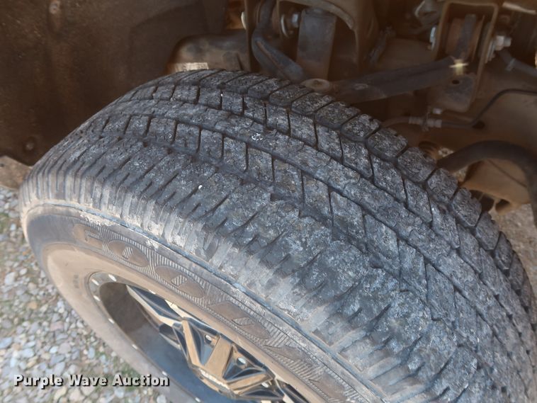 image for item HT9561 2017 Chevrolet Silverado 3500HD  utility bed pickup truck