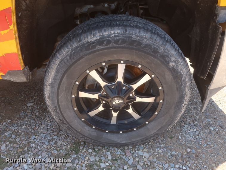 image for item HT9561 2017 Chevrolet Silverado 3500HD  utility bed pickup truck