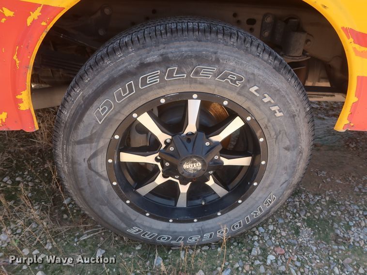 image for item HT9561 2017 Chevrolet Silverado 3500HD  utility bed pickup truck