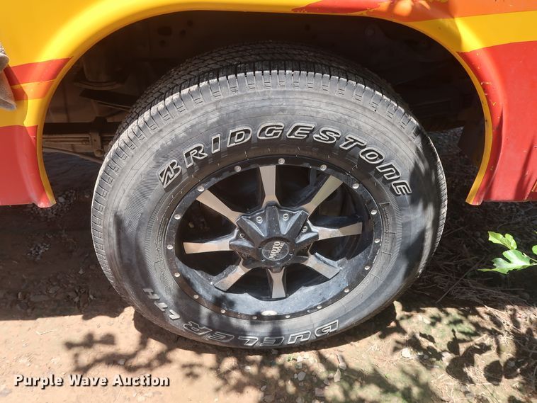 image for item HT9561 2017 Chevrolet Silverado 3500HD  utility bed pickup truck